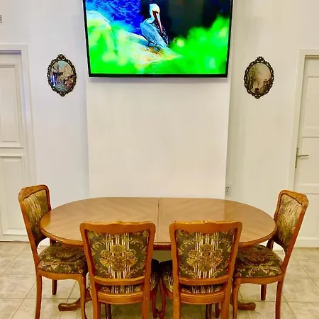 Center Apartment *